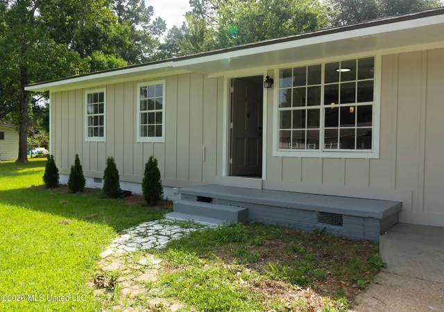 Photo 2 of Single family home for sale at 352 Beverly Cir, Crystal Springs, MS 39059 | MLS# 4132922 | Listing updated on 2026-09-09