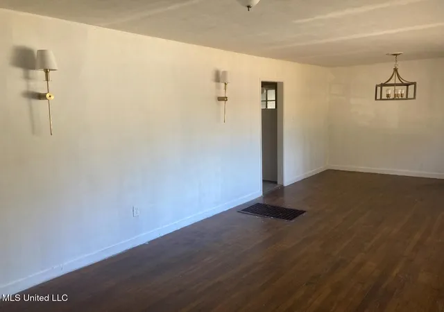 Photo 3 of Single family home for sale at 2871 Woodside Dr, Jackson, MS 39212 | MLS# 4133009 | Listing updated on 2026-08-23