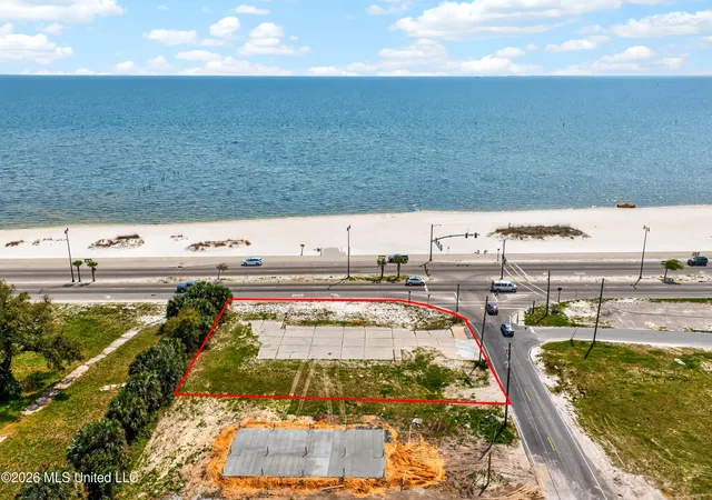 2nd image of 802 Beach Dr, Gulfport, MS 39507 | MLS# 4136350