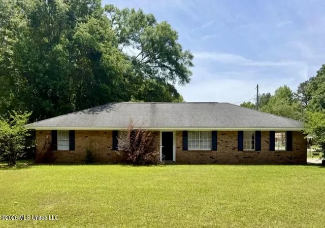 Photo 2 of Single family home for sale at 301 W Ray Dr, Hattiesburg, MS 39402 | MLS# 4134797 | Listing updated on 2026-09-10