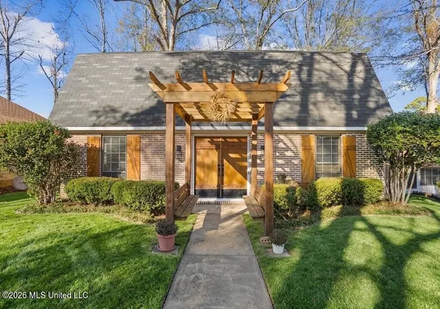 Photo 1 of Sale Pending at 1405 Riverwood Dr, Jackson, MS 39211 | MLS# 4135747 | Listing updated on 2026-09-16