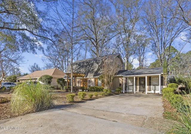 Photo 2 of Sale Pending at 1405 Riverwood Dr, Jackson, MS 39211 | MLS# 4135747 | Listing updated on 2026-09-16