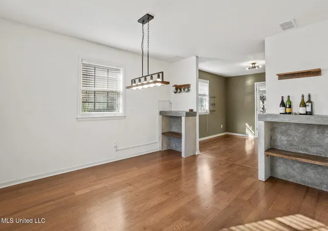 Photo 3 of Sale Pending at 1405 Riverwood Dr, Jackson, MS 39211 | MLS# 4135747 | Listing updated on 2026-09-16