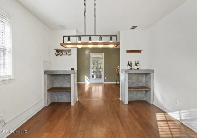 Photo 4 of Sale Pending at 1405 Riverwood Dr, Jackson, MS 39211 | MLS# 4135747 | Listing updated on 2026-09-16