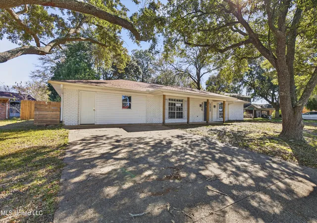 Photo 3 of Sale Pending at 3306 Nottingham Rd, Ocean Springs, MS 39564 | MLS# 4138141 | Listing updated on 2026-09-21