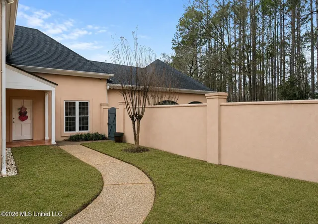 Homes for sale in Hattiesburg, MS | 9 N Heron Cvs, Hattiesburg, MS 39402 | MLS# 4137677