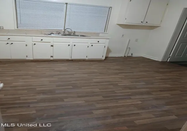 Photo 2 of Single family home for sale at 318 Cameron St, Jackson, MS 39212 | MLS# 4139276 | Listing updated on 2026-04-18