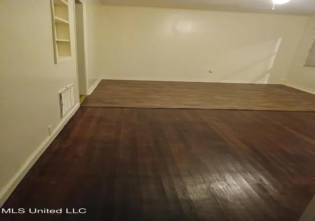 Photo 4 of Single family home for sale at 318 Cameron St, Jackson, MS 39212 | MLS# 4139276 | Listing updated on 2026-04-18