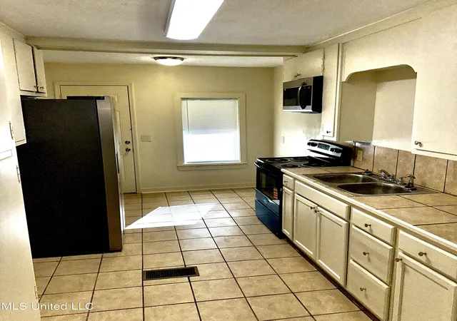 Photo 4 of Single family home for sale at 359 Cummins St, Jackson, MS 39204 | MLS# 4138702 | Listing updated on 2026-07-10
