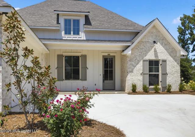 Photo 3 of Sale Pending at 808 Albany St, Brandon, MS 39042 | MLS# 4138902 | Listing updated on 2026-08-31