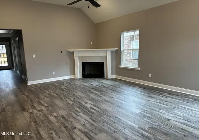 Photo 3 of Sale Pending at 413 Country Garden Dr, Southaven, MS 38671 | MLS# 4139886 | Listing updated on 2026-10-09