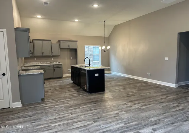 Photo 3 of Sale Pending at 413 Country Garden Dr, Southaven, MS 38671 | MLS# 4139886 | Listing updated on 2026-10-09