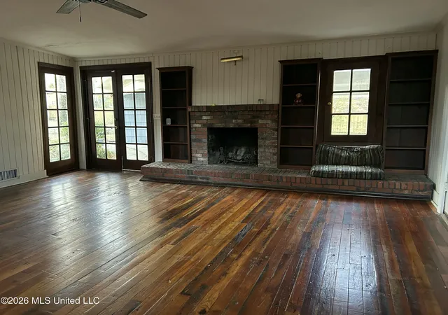 Photo 3 of Sale Pending at 1424 E Northside Dr, Jackson, MS 39211 | MLS# 4141024 | Listing updated on 2026-08-28
