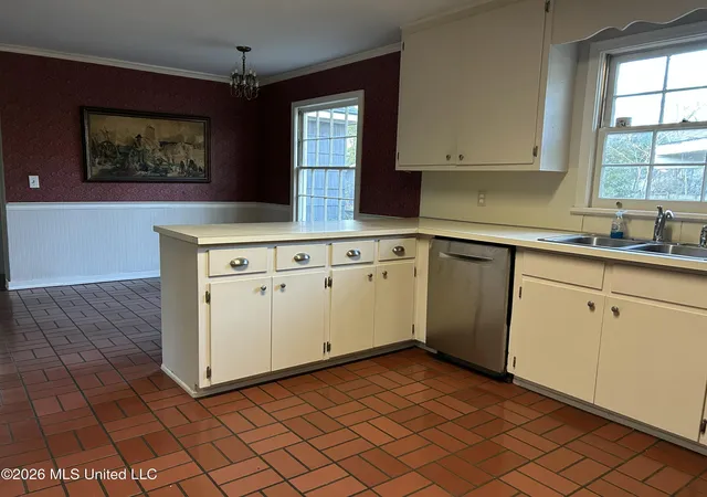 Photo 4 of Sale Pending at 1424 E Northside Dr, Jackson, MS 39211 | MLS# 4141024 | Listing updated on 2026-08-28