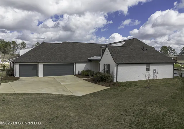 Photo 2 of Single family home for sale at 200 Herons Bay Cir, Madison, MS 39110 | MLS# 4141697 | Listing updated on 2026-09-19