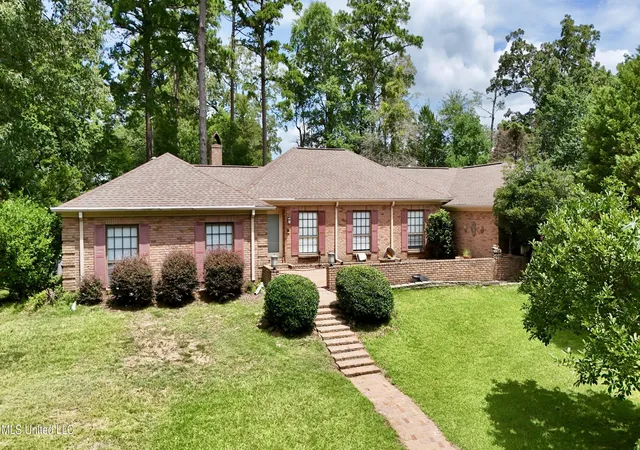 Homes for sale in Clinton, MS | 307 Longwood Dr, Clinton, MS 39056 | MLS# 4141900