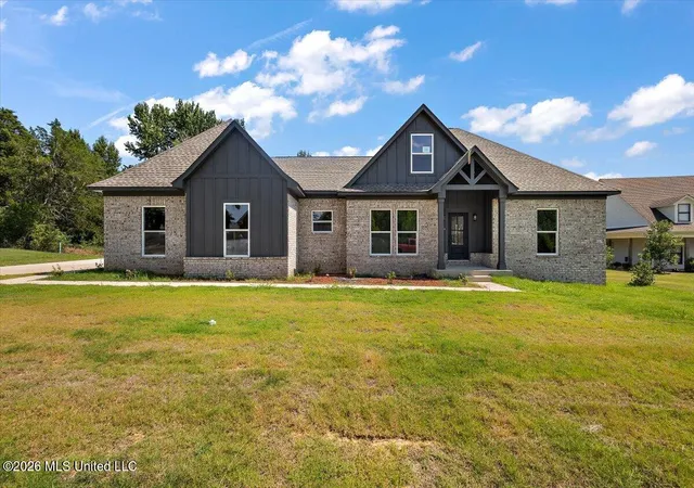 Photo 1 of Sale Pending at 111 Carolina Cir, Senatobia, MS 38668 | MLS# 4142357 | Listing updated on 2026-09-10
