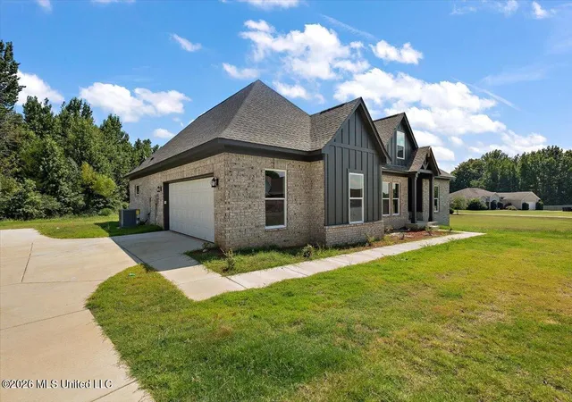 Photo 2 of Sale Pending at 111 Carolina Cir, Senatobia, MS 38668 | MLS# 4142357 | Listing updated on 2026-09-10