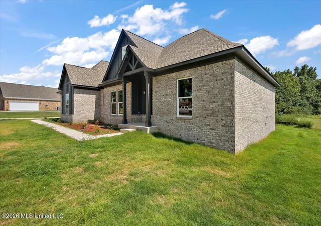 Photo 3 of Sale Pending at 111 Carolina Cir, Senatobia, MS 38668 | MLS# 4142357 | Listing updated on 2026-09-10