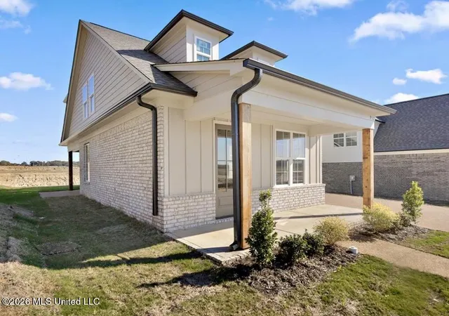 Photo 3 of Single family home for sale at 878 Coahoma Ct, Nesbit, MS 38651 | MLS# 4143956 | Listing updated on 2026-10-05