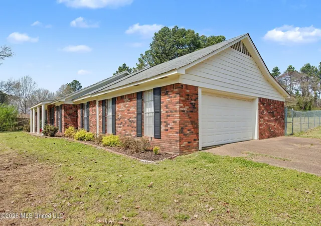 Photo 2 of Single family home for sale at 5600 Rolling Hills Dr, Olive Branch, MS 38654 | MLS# 4144125 | Listing updated on 2026-08-18