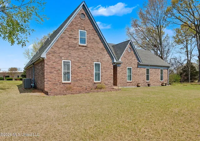 Photo 3 of Sale Pending at 5900 Paloma Dr, Olive Branch, MS 38654 | MLS# 4144612 | Listing updated on 2026-09-21