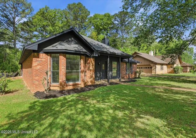 Photo 3 of Sale Pending at 4259 Oak Lake Dr, Jackson, MS 39212 | MLS# 4144724 | Listing updated on 2026-04-11