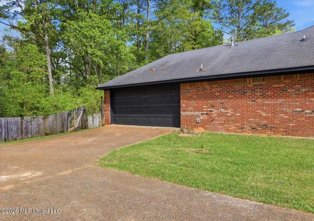 Photo 4 of Sale Pending at 4259 Oak Lake Dr, Jackson, MS 39212 | MLS# 4144724 | Listing updated on 2026-04-11