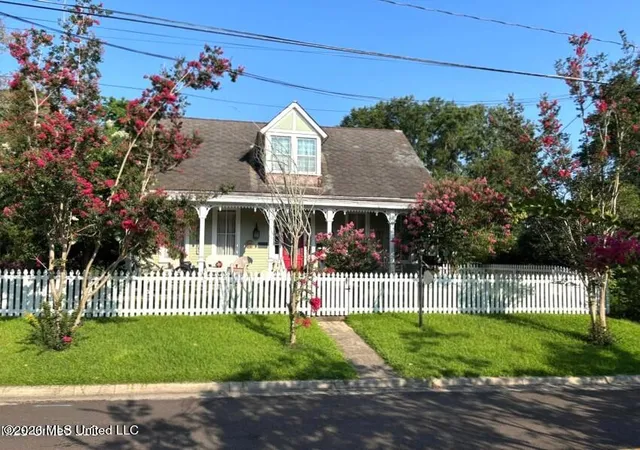 Homes for sale in Natchez, MS | 204 Arlington Ave, Natchez, MS 39120 | MLS# 4144834