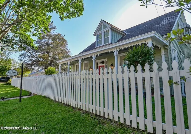 Homes for sale in Natchez, MS | 204 Arlington Ave, Natchez, MS 39120 | MLS# 4144834
