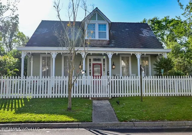 Homes for sale in Natchez, MS | 204 Arlington Ave, Natchez, MS 39120 | MLS# 4144834