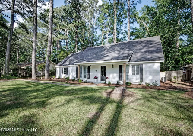 Photo 3 of Sale Pending at 5366 Balmoral Dr, Jackson, MS 39211 | MLS# 4146167 | Listing updated on 2026-07-28