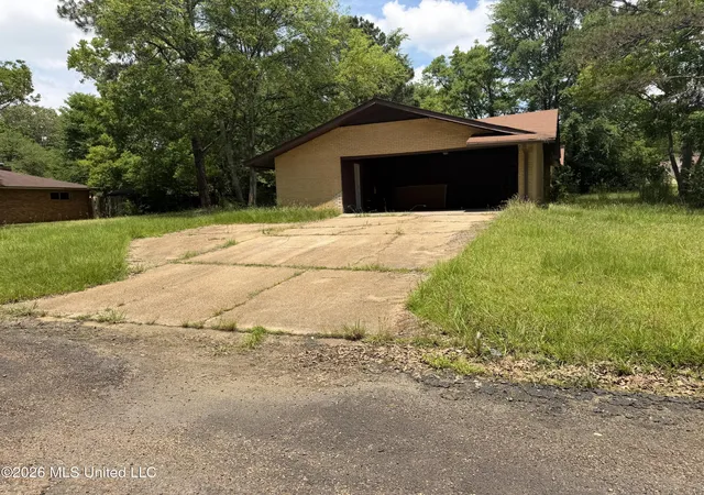 Photo 2 of Single family home for sale at 4224 Cypress Dr, Jackson, MS 39212 | MLS# 4149677 | Listing updated on 2026-05-17
