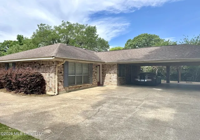 Photo 3 of Single family home for sale at 109 N Meadow Rd, Natchez, MS 39120 | MLS# 4146777 | Listing updated on 2026-04-30