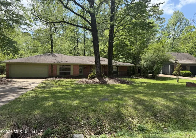 Photo 2 of Single family home for sale at 865 Fairfax Cir, Jackson, MS 39211 | MLS# 4147438 | Listing updated on 2026-04-27