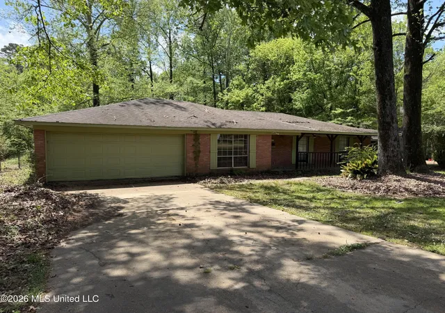Photo 3 of Single family home for sale at 865 Fairfax Cir, Jackson, MS 39211 | MLS# 4147438 | Listing updated on 2026-04-27