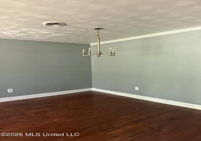 Photo 3 of Single family home for sale at 865 Fairfax Cir, Jackson, MS 39211 | MLS# 4147438 | Listing updated on 2026-04-27