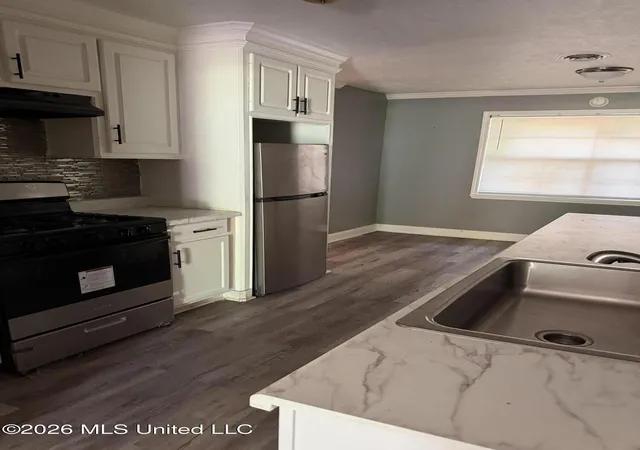 Photo 4 of Single family home for sale at 865 Fairfax Cir, Jackson, MS 39211 | MLS# 4147438 | Listing updated on 2026-04-27