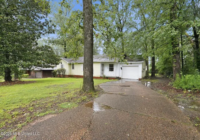 Photo 1 of Single family home for sale at 215 Carmel Ave, Jackson, MS 39204 | MLS# 4148015 | Listing updated on 2026-09-16