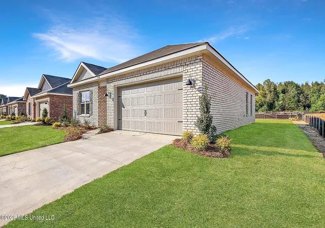 Photo 1 of Single family home for sale at 332 Cedar Crst Dr, Pearl, MS 39208 | MLS# 4146982 | Listing updated on 2026-09-11