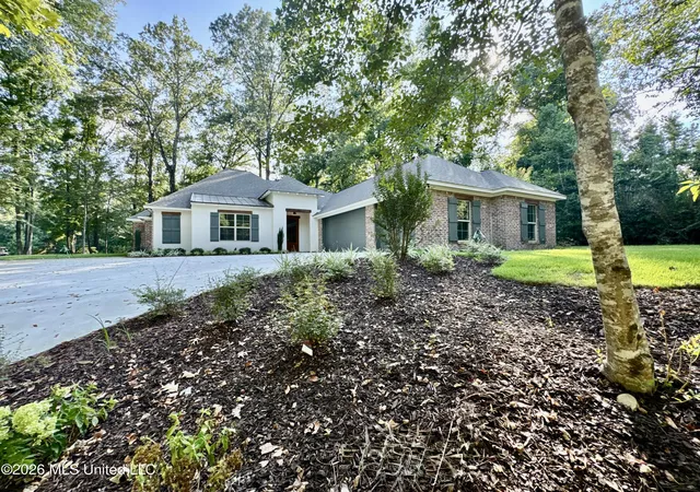 Photo 2 of Single family home for sale at 46 Fairway Dr, Natchez, MS 39120 | MLS# 4147072 | Listing updated on 2026-08-17