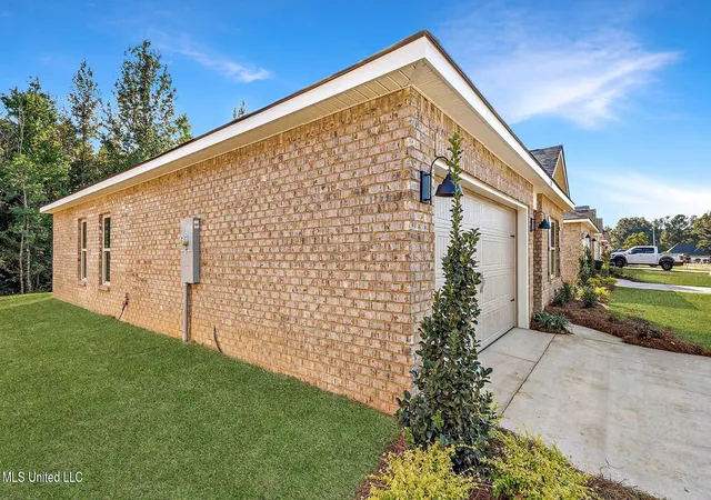 Photo 2 of Single family home for sale at 5018 Fox Glen Dr, Jackson, MS 39212 | MLS# 4147094 | Listing updated on 2026-05-08