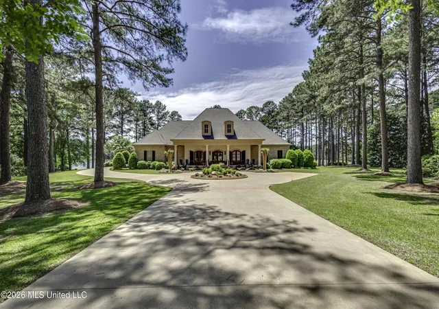 Photo 1 of Mansion for sale at 121 Johnstone Dr, Madison, MS 39110 | MLS# 4147280 | Listing updated on 2026-07-30