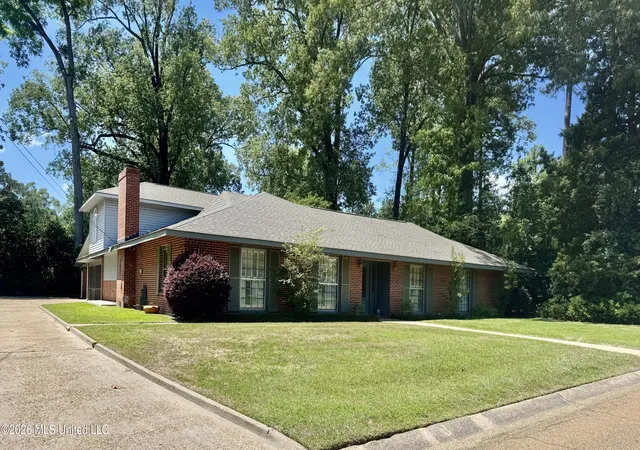 Photo 2 of Single family home for sale at 35 Oakhurst Dr, Natchez, MS 39120 | MLS# 4147331 | Listing updated on 2026-08-25