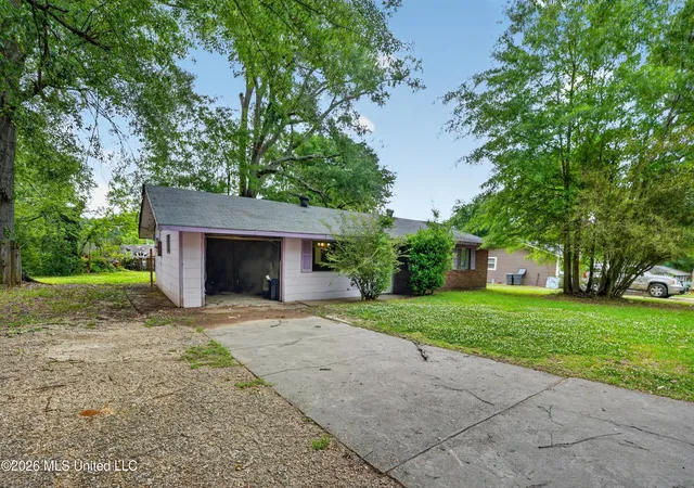 Homes for sale in Jackson, MS | 366 Queen Marie Ln, Jackson, MS 39209 | MLS# 4153745