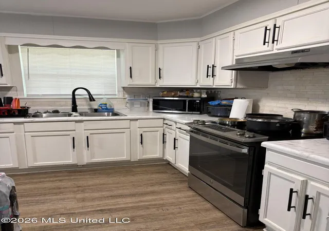 Photo 3 of Sale Pending at 1747 Shady Ln Dr, Jackson, MS 39204 | MLS# 4148752 | Listing updated on 2026-07-08