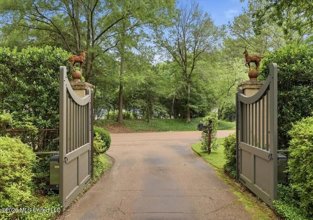 Photo 2 of Single family home for sale at 2135 Eastover Dr, Jackson, MS 39211 | MLS# 4148644 | Listing updated on 2026-09-21