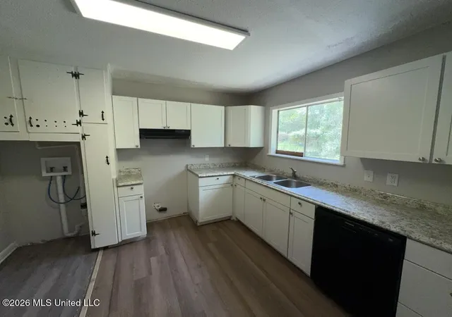 Photo 4 of Single family home for sale at 3341 Suncrest Dr, Jackson, MS 39212 | MLS# 4149752 | Listing updated on 2026-05-18
