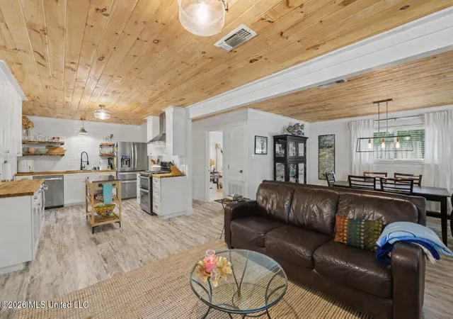 Homes for sale in Ocean Springs, MS | 709 Pine Hills Rd, Ocean Springs, MS 39564 | MLS# 4149829