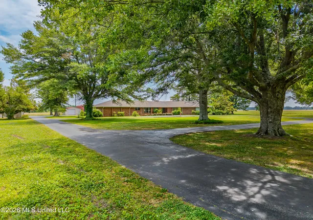 Homes for sale in Batesville, MS | 5042 Dummyline Rd, Batesville, MS 38606 | MLS# 4149899